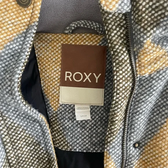 Hood: Removable hood
Pockets: 2 hand-warmer pockets
2 chest pockets - Picture 2 of 4